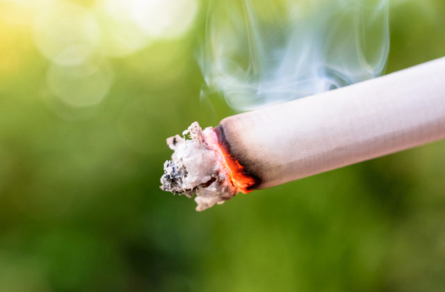 Nový Zéland schválil zákaz cigariet pre budúce generácie, znižuje aj počet maloobchodníkov predávajúcich tabak