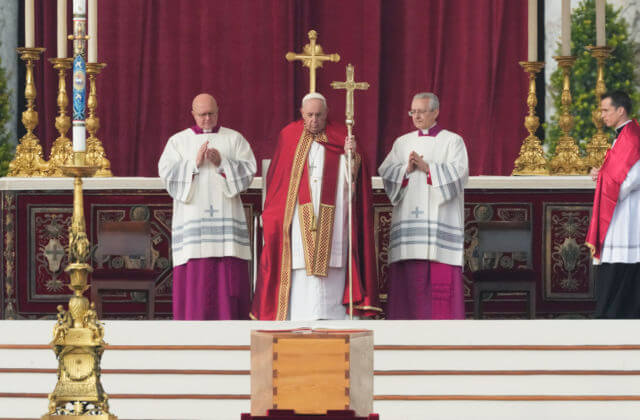 Vo Vatikáne sa konal pohreb Benedikta XVI., omšu slávil pápež František a rozlúčiť sa prišli tisícky ľudí (video+foto)