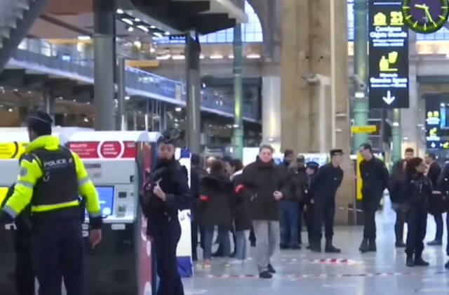 Útok nožom na parížskej stanici si vyžiadal viacero zranených, útočníka „neutralizovali“