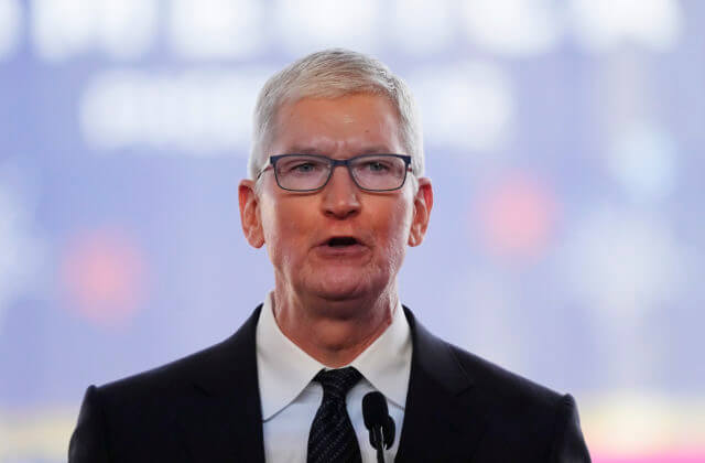Šéfovi firmy Apple znížili plat o 40 percent, zarobí „len“ 49 miliónov