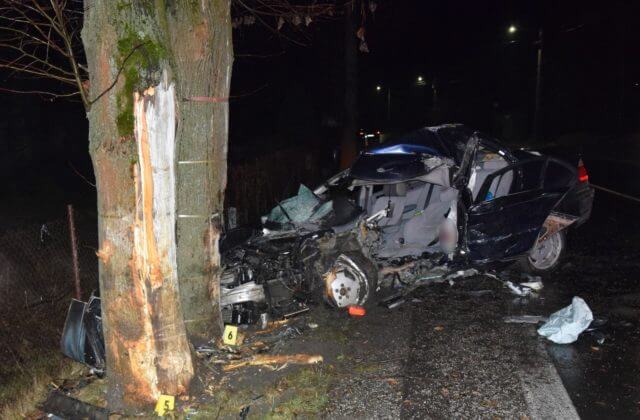 Mladý vodič v noci obiehal s BMW na mokrej ceste a narazil do stromu. Nehodu neprežil, spolujazdec vyviazol bez zranení