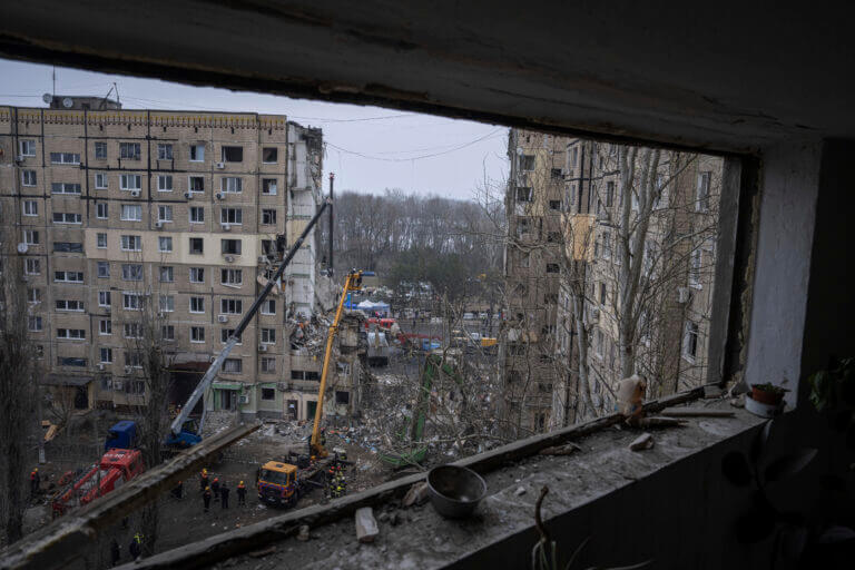 Počet obetí z bytového domu v Dnipre, ktorý zasiahla ruská raketa, stúpol na 23. Zomrelo aj 15-ročné dievča