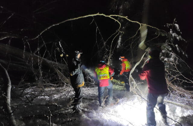 Horskí záchranári pomáhali dvojici stratených snoubordistov, uviazli medzi popadanými stromami (foto)