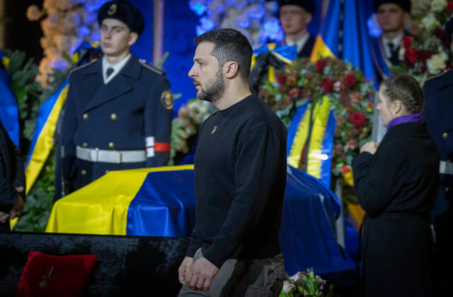 V Kyjeve sa lúčili s ministrom Monastyrským a ďalšími obeťami pádu vrtuľníka, prišiel aj Zelenskyj s manželkou (video)