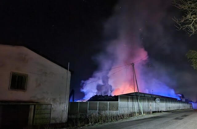 V Hornom Hričove horela hala na spracovanie použitých batérií, zrútená strecha hasenie komplikovala (foto)