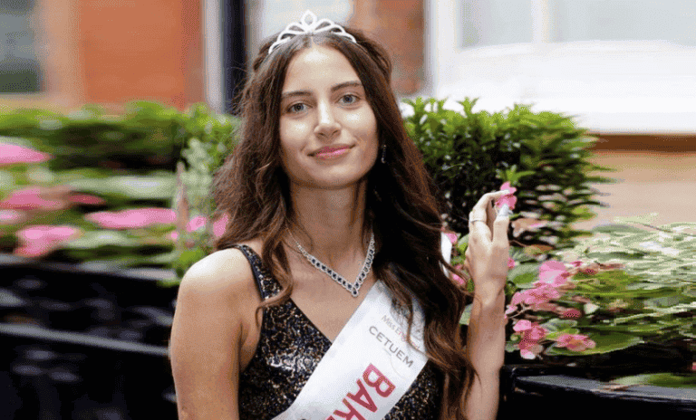 Finalistka Miss Anglicko bez mejkapu popiera „nerealistické štandardy krásy“