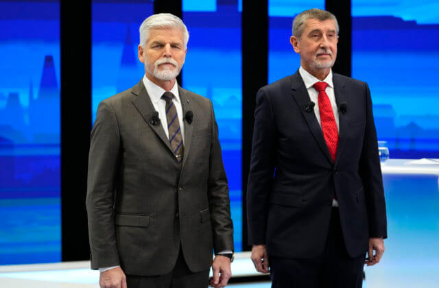 V Čechách začína druhé kolo prezidentských volieb, favorit je jasný
