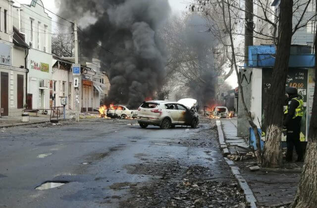 Ruský útok zasiahol obytné budovy v Chersone, o život prišiel jeden civilista