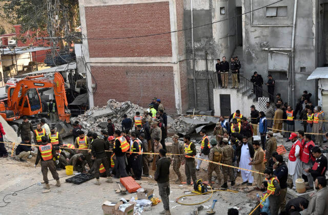 Výbuch v mešite pripravil o život 59 ľudí, mnoho osôb je v kritickom stave