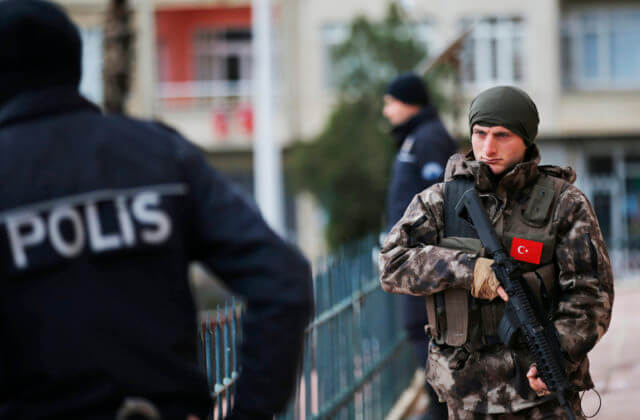 Turecká polícia zatkla 15 ľudí podozrivých z napojenia na Islamský štát, mali plánovať útoky na konzuláty Švédska a Holandska