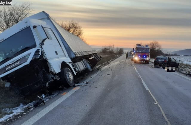 Vodič škodovky neprežil čelnú zrážku s kamiónom, tragická nehoda sa stala na ceste I/9 (foto)