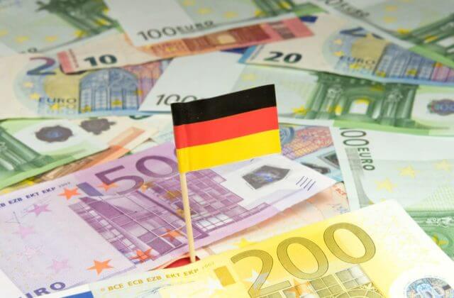Reálne mzdy v Nemecku sa minulý rok znížili o viac než štyri percentá, klesli už tretí rok v rade