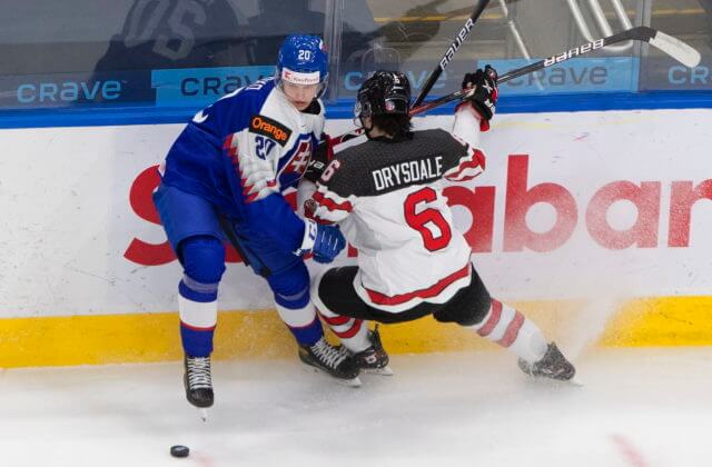 Samuel Kňažko hrá vo svojej prvej sezóne v AHL dobre, odborník ho vidí v NHL ako náhradníka do tretej formácie
