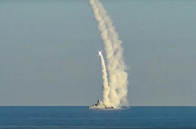 Prestávky medzi raketovými útokmi na Ukrajine sa môžu zväčšovať, tvrdia Briti. Rusi potrebujú množstvo nových rakiet