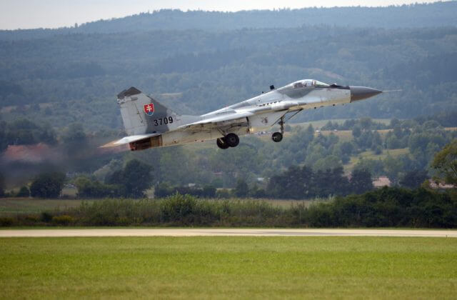 Zelenskyj požiadal Slovensko o stíhačky MiG-29, Čaputová nerozhoduje a vláda situáciu musí vyriešiť s ústavnými právnikmi