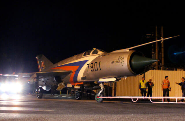 Armáda z oddychovej zóny na Sliači odviezla MiG-21, primátorka hovorí o nesúlade so stavebným zákonom