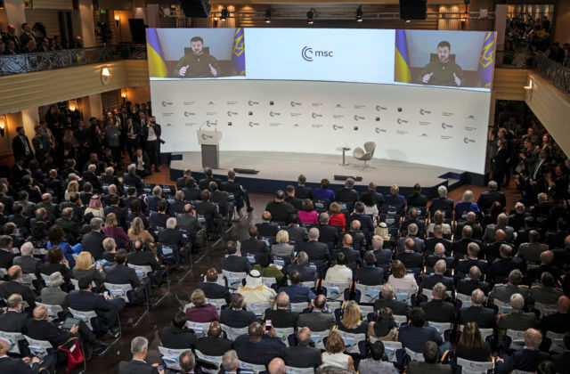 Zelenskyj na Mníchovskej bezpečnostnej konferencii vyzval spojencov, aby sa „ponáhľali“ s dohodami a dodávkami zbraní