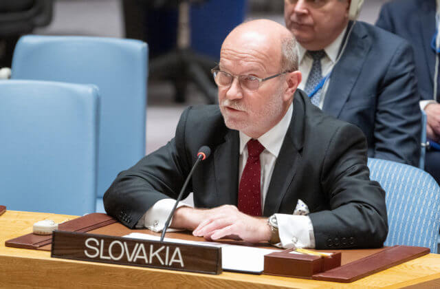 K mieru na Ukrajine vedie jediná cesta, zastavenie ruských útočných operácií, vyhlásil minister zahraničia Káčer