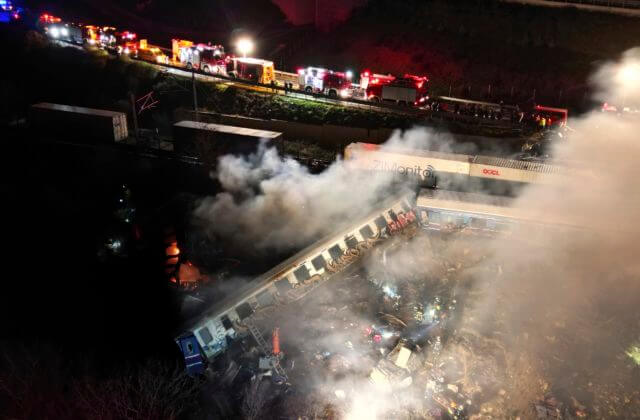 Zrážku vlakov v Grécku neprežili desiatky ľudí, niekoľko vozňov sa vykoľajilo a najmenej tri zachvátil požiar (video+foto)