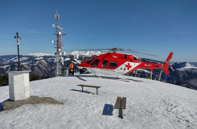 Záchranári na Donovaloch vyše 50 minúť oživovali lyžiara, pomôcť mu už však nedokázali
