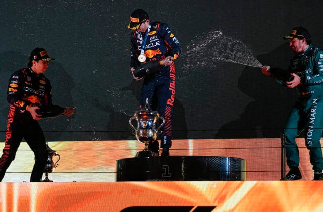 Verstappen ovládol úvodné preteky sezóny F1 v Bahrajne, Alonso nečakane na pódiu