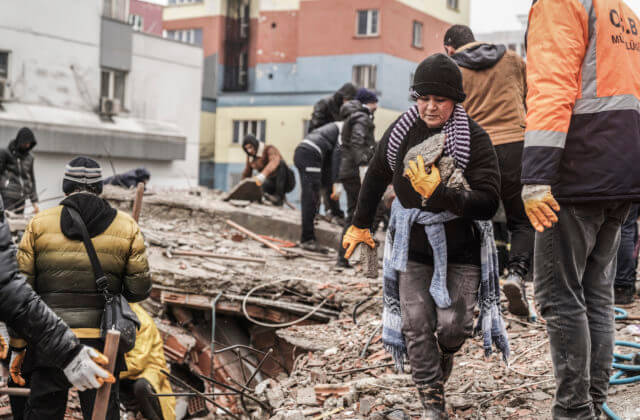 Ľudia po zemetrasení v Turecku potrebujú najmä prístrešie a hygienu, v dôsledku zlých podmienok prepukla aj nákaza