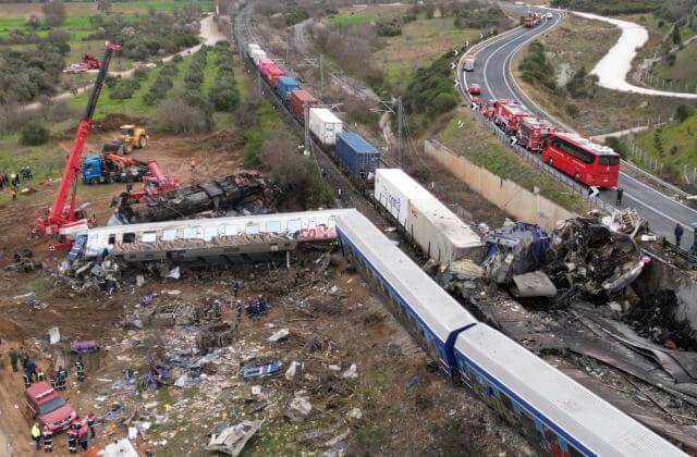 Troch ďalších predstaviteľov gréckych železníc obvinili pre tragickú zrážku vlakov (foto)