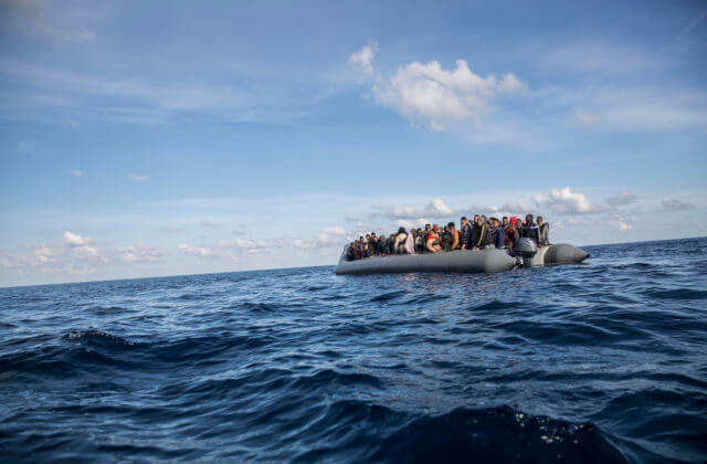 Talianska pobrežná stráž zachraňovala na mori počas jedného dňa viac než tisíctristo migrantov