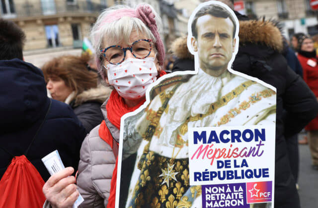 Macron napriek protestom tlačí na dôchodkovú reformu a nevylúčil, že využije svoju špeciálnu právomoc
