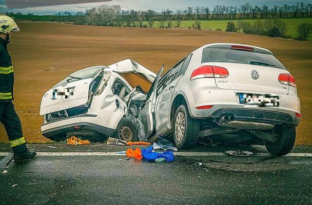 Čelný náraz dvoch áut pri Veľkom Lapáši skončil tragicky, jeden zo šoférov neprežil (foto)
