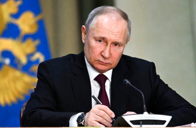 Putin oznámil „súrne potrebné“ zvýšenie výroby zbraní, Rusko je vraj na pozitívnej ceste a posilňuje suverenitu