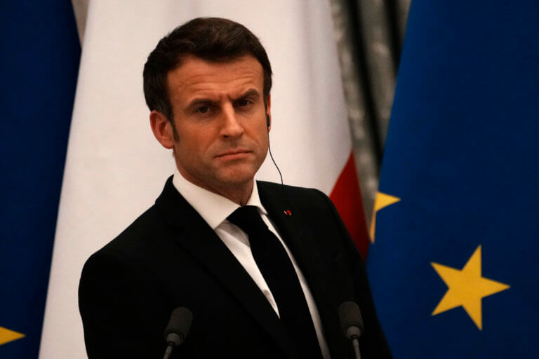 Macron sa rozhodol pri presadení dôchodkovej reformy obísť parlament. Očakáva sa návrh na vyslovenie nedôvery vláde