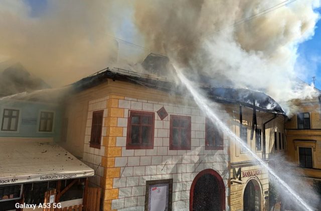 V Banskej Štiavnici zasahujú hasiči, horí „Banka lásky“ (foto)