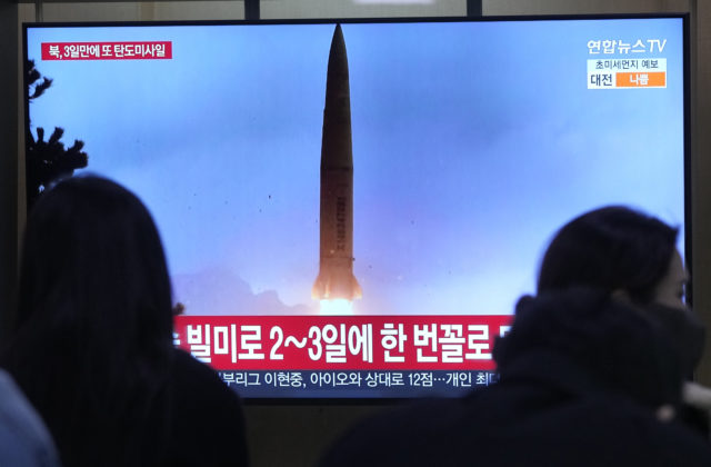 Severná Kórea odpálila raketu krátkeho doletu, americko-juhokórejské cvičenie bude napriek tomu pokračovať