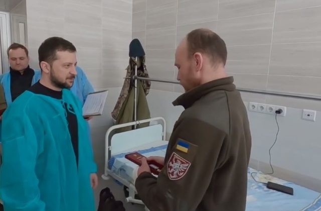 Zelenskyj neohlásene navštívil vojakov v Doneckej oblasti, bol aj v nemocnici a rozdával vyznamenania (video)