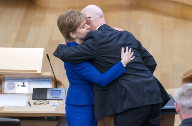 Škótska prvá ministerka odchádza s hrdosťou, opozícia ju však kritizovala