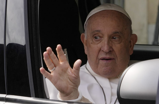„Som stále nažive“, s humorom dodal pápež František pri prepustení z nemocnice