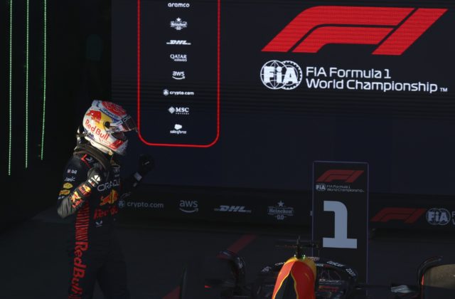 Verstappen vyhral Veľkú cenu Austrálie, dramatické preteky v závere premiešali červené vlajky (video)