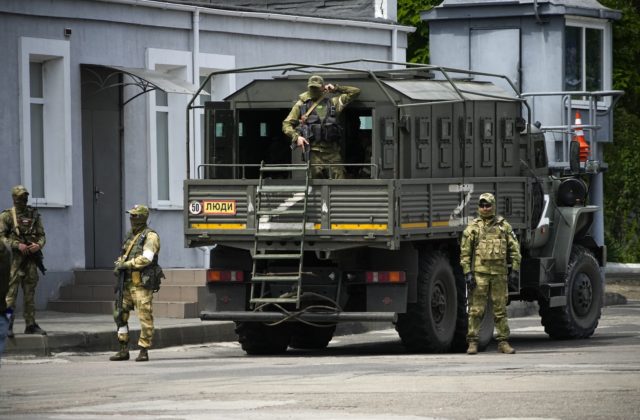 Ruská armáda odváža z Krymu tajné dokumenty, tvrdí ukrajinské Národné centrum odporu