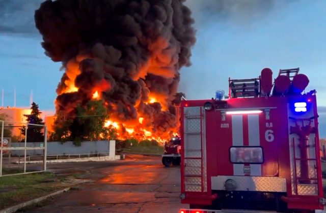 Na Rusmi okupovanom Kryme vypukol požiar v sklade ropy, obyvatelia počuli aj výbuchy