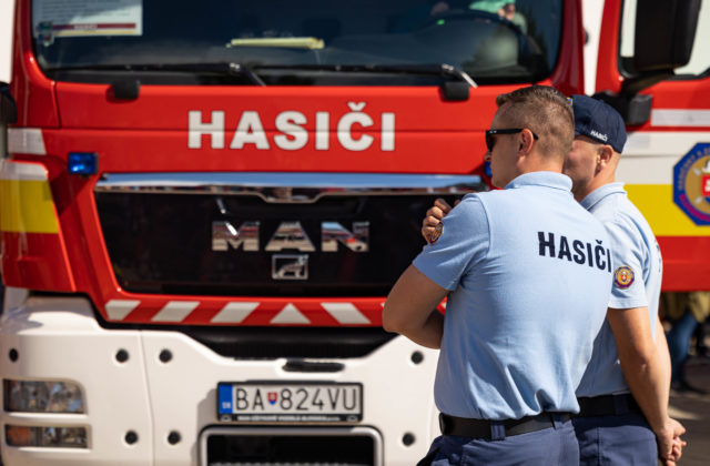 Hasiči bojovali s požiarom v obci Slovenské Krivé, oheň sa z dvora rozšíril na rodinné domy