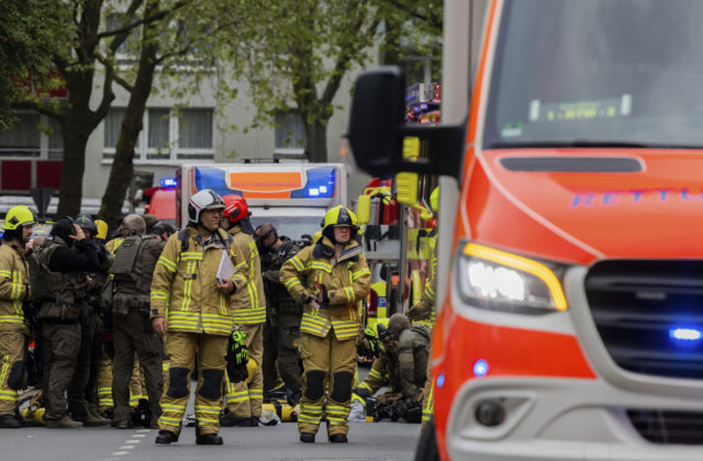 Explózia v paneláku v Ratingene zranila najmenej 12 hasičov a policajtov, mohlo ísť o cielený útok (video)