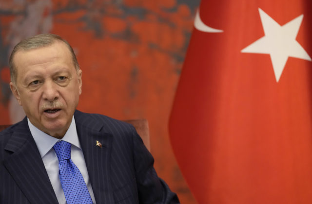 Favoritom tureckých volieb je Erdogan, jeho oponent označil situáciu za referendum o budúcom smerovaní