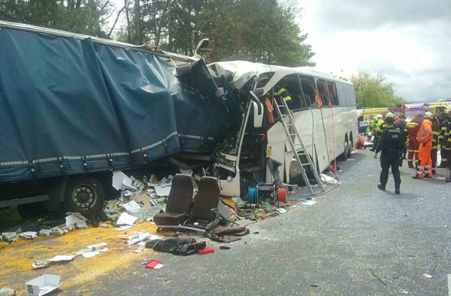 Diaľnicu D2 v smere z Bratislavy museli uzavrieť, zrazil sa nákladiak s autobusom (foto)