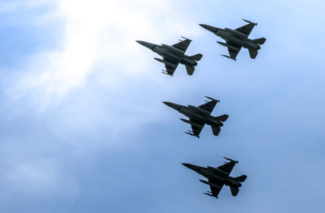 Vojenská pomoc Ukrajine stále pokračuje, Nórsko im údajne poskytne stíhačky F-16