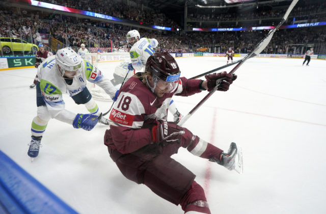 Lotyšsko na MS v hokeji 2023 zdolalo Slovinsko, Fínsko dalo 7 gólov a vyhralo aj Nemecko (video)