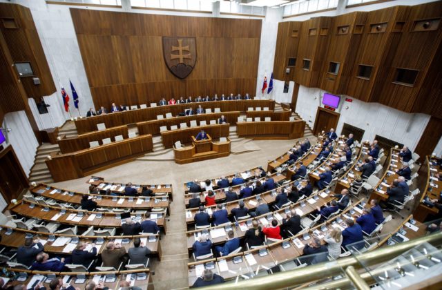 Slovenskí poslanci sú v predkladaní návrhov zákonov usilovnejší než v iných krajinách. Čo to znamená?