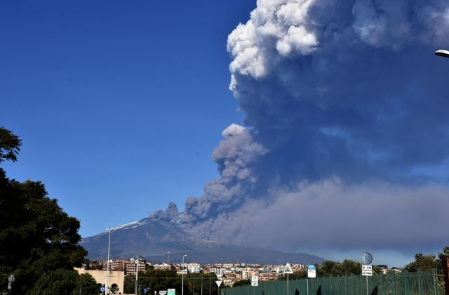 Sopka Etna sa opäť prebudila, spôsobila pozastavenie prevádzky letiska