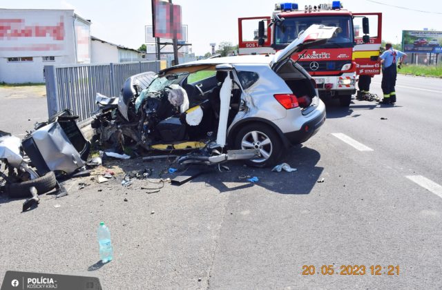 Vodič prešiel s autom do protismeru, zraneniam v nemocnici podľahol (foto)