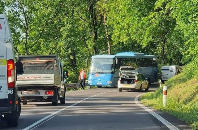 Pri zrážke auta s autobusom v Bojniciach sa zranilo dieťa (foto)